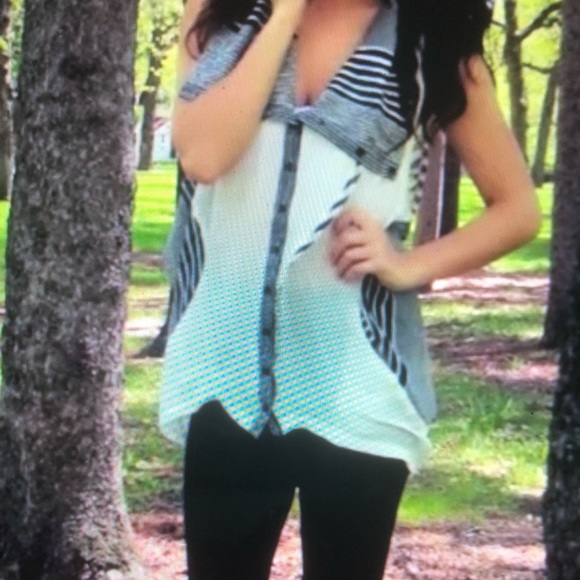 Sugar Lips | Black and White Top - Picture 5 of 5